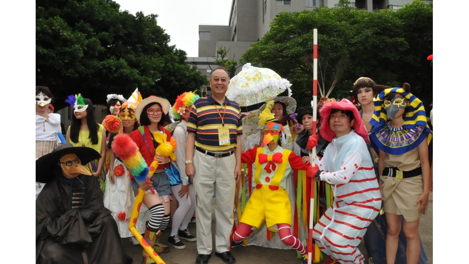 藝術季環保走秀與時任中原校長程萬里教授合影。圖片來源：黃文宗。